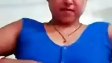 Beautiful bhabhi showing to lover