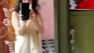 Indian private XXX video leaked! Desi hot bhbai sexy selfie making