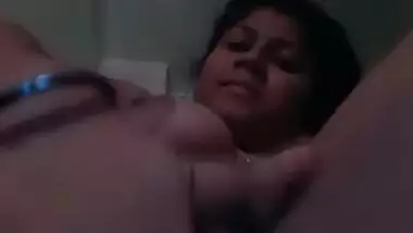 Booby Indian girl squirts heavily on cam