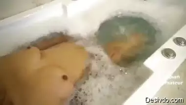 Rich Indian Bhabhi Masturbate With Fun in Bathtub