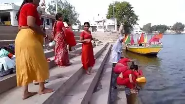 Tamil old aunties bathing gonga openly. HUGE...