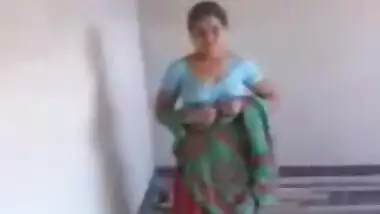 Sexy maid removing saree and showing nude body