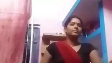 Desi Village Bhabhi Lifting Saree Pussy Show