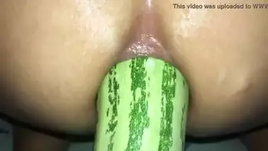 A Delhi slut takes a big cucumber in her asshole