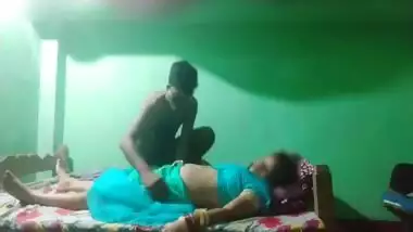 Desi Bhabhi Ki Romantic Chudayi With Her Brother Friends