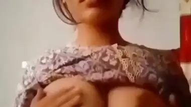 Desi girl topless big boobs pressing viral MMS