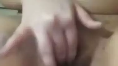 Horny Paki Bhabhi Fingering Pussy