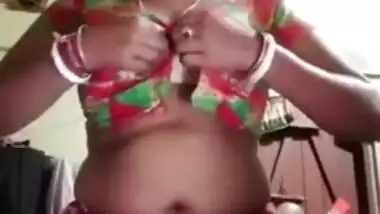 Bengali aunty in saree striptease and chut dikhao