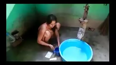 Desi village girl full bathing in bra panty n changing dress with audio