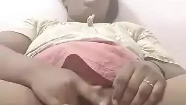 Mature south Indian Bhabhi fingering pussy