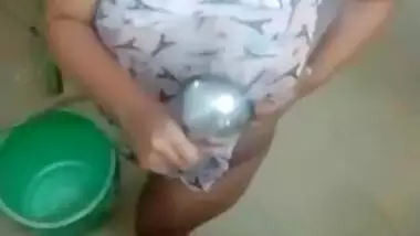 Pretty Indian girl gives the opportunity to see how she takes a shower