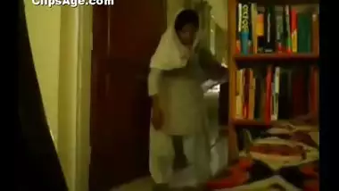 Desi guy flashing his dick at the house maid home made video