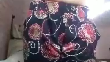 Indian girl squeezes her XXX boobies and shows up her sex slit