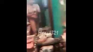 KACHHI AUR BRA MEIN LADKI DARU PE AUR NANGA DANCE DIYA