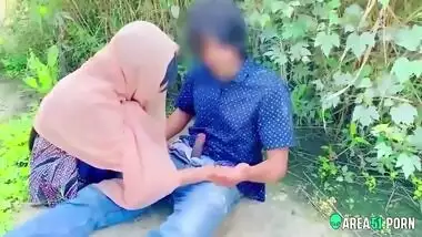 Very risky public fuck with very shy college desi girl caught on camera mms