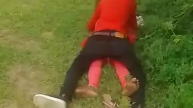 Desi lovers outdoor sex caught red handed