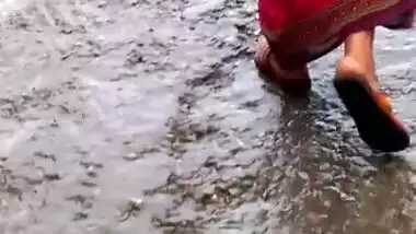 aunty in red saree