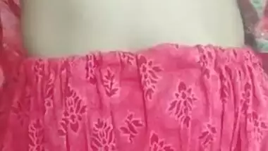 Sexy Paki Girl Shows Her Boobs