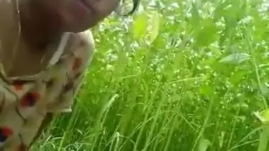 Desi Girl Blowjob in the Field New Clip