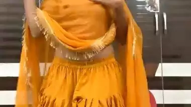 Sexy Girl in Salwar showing her Boobs