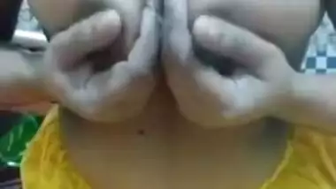 Bored Desi woman cheers herself up spreading pussy on the camera