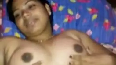 mallu aunty naked on bed husband hot fingering