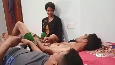Guys lure Desi sister on having threesome and enjoy her young body