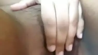 Solo MMS video of Desi girl kissing nipples and rubbing XXX clit