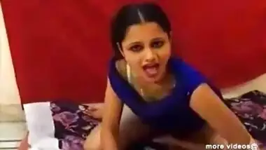 Desi hot cam girl showing her boobs with a dance