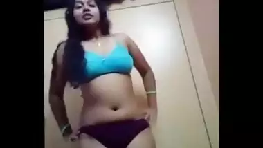 Indian whore exposes her XXX body parts on pretext of striptease show