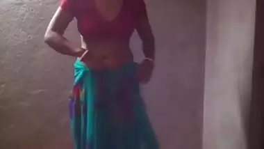 Desi52 aunty stripping her green-red saree and exposing her awesome figure!