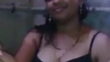 Cute Andhra desi babe showing boobs n pussy