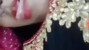 Married Bhabi Showing Boobs