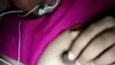 Today Exclusive- Desi Girl Showing Her Boobs