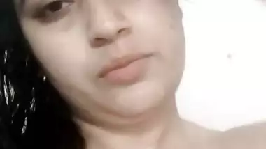 Unmarried lady exposing big boobs viral selfie