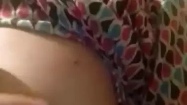 Attractive Desi MILF plays with own natural XXX tits on the camera