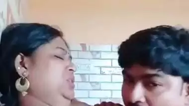 Delhi bhabhi hot desi chudai karwati hui maje mein