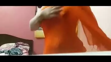 Big boobs desi wife nude show in transparent saree