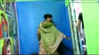 Desi aunty fucking her lover in photo studio