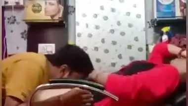 Desi couple romance in Beauty parlour