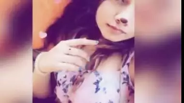 Sexy Lankan Girl Showing Boobs