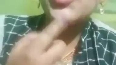 Bhabhi Horny Expression showing Pussy