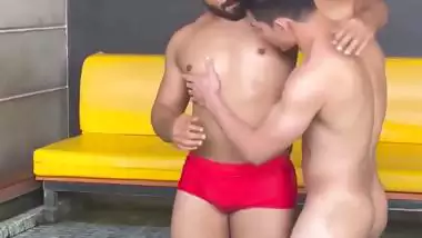Pervert fucks a guy’s asshole in Bangkok in Indian gay porn