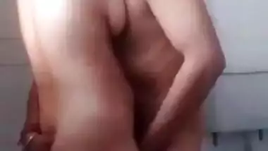 Punjabi couple bathroom sex MMS video scandal