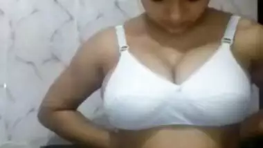 Desi Bhabhi showing her naked beauty in bathroom