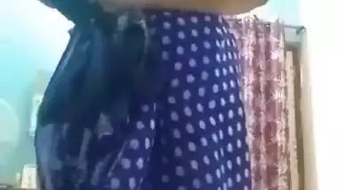 Indian nude lady strips her saree and masturbates
