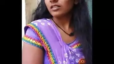Homely housewife meena bhabhi showing hot navel in home.