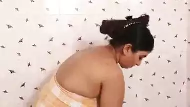 Desi Aunty Tempting Herself In Bathroom & Hot Romance With Servant