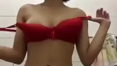 Indian whore gives sexual pleasure to viewers exposing her hot body