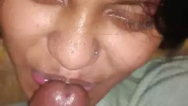 Young babe gives a desi blowjob to her lover